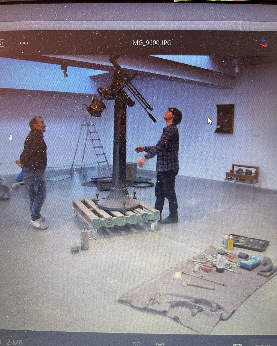 Montaje de un telescopio del siglo XIX para una exposici&oacute;n de la asociaci&oacute;n de astronom&iacute;a de Ibiza