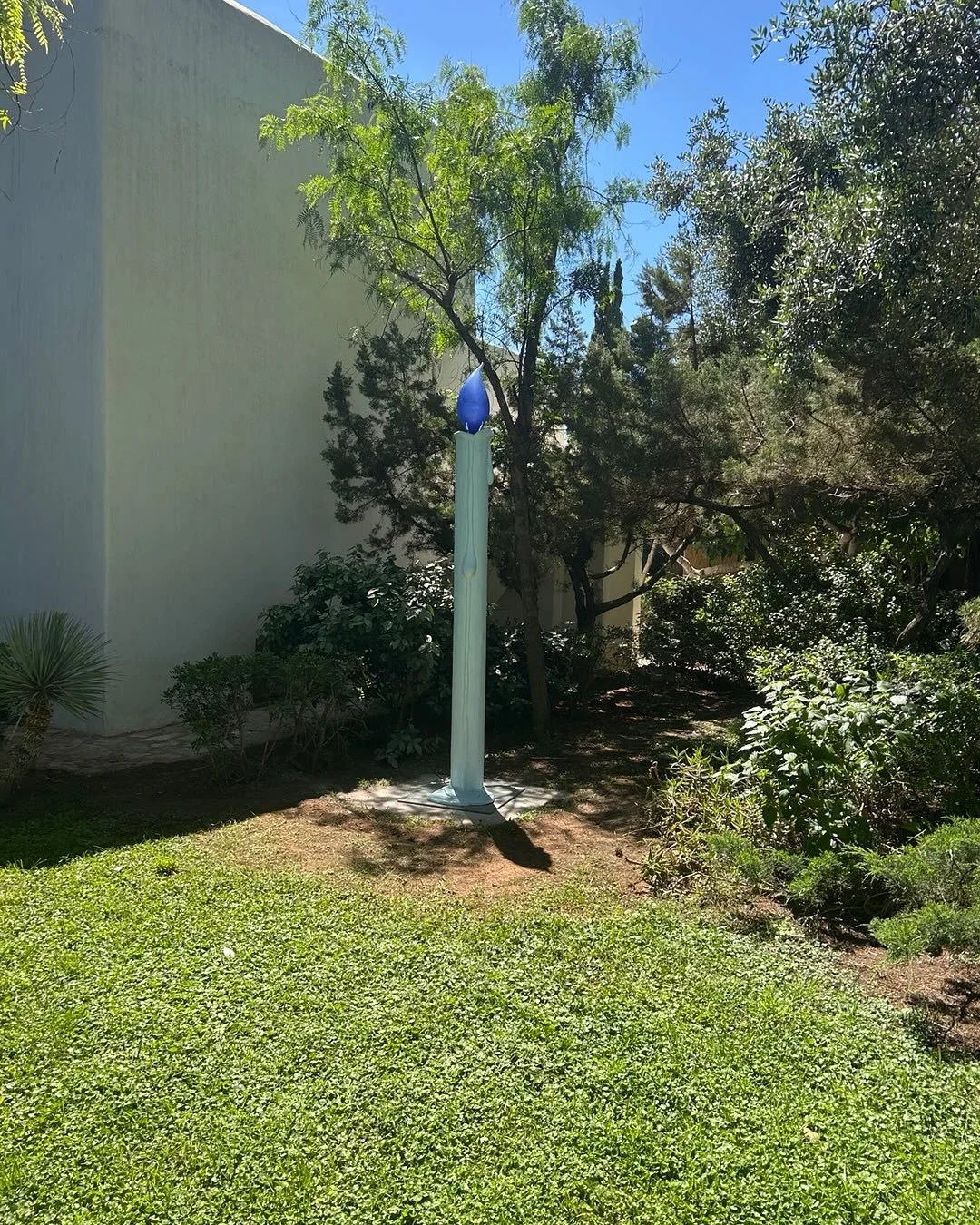 Instalaci&oacute;n de una escultura de Tai Shani en alg&uacute;n lugar de Ibiza