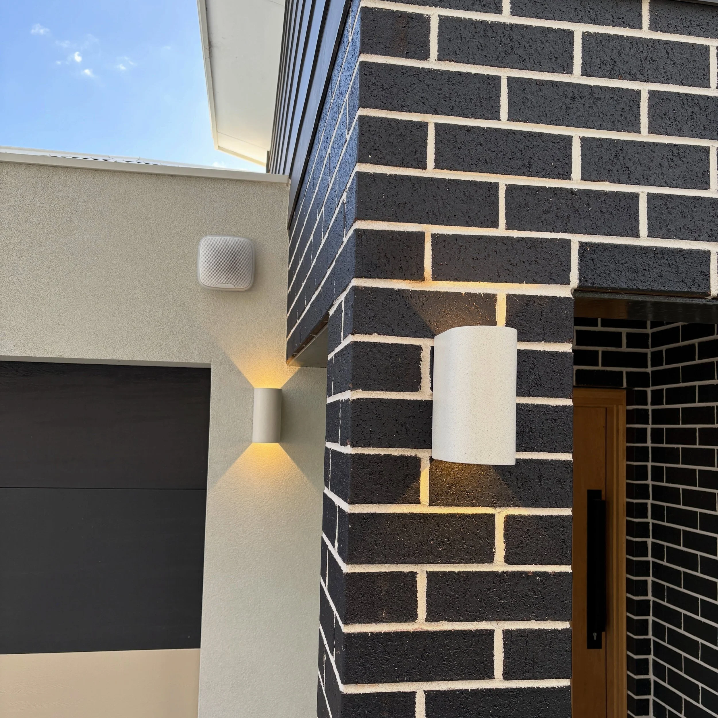 Outdoor basic lights vs stunning feature lights 🤝🏼 

These outdoor lights went from simple and functional to a feature that completely changes the look of the space.

The right lighting doesn&rsquo;t just brighten your home &mdash; it can transform