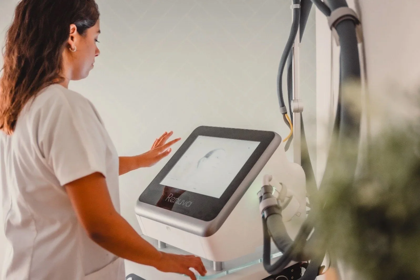 CryoShot, appareil de refroidissement cutané utilisé pour optimiser le confort pendant les soins de laser fractionné et laser diode.