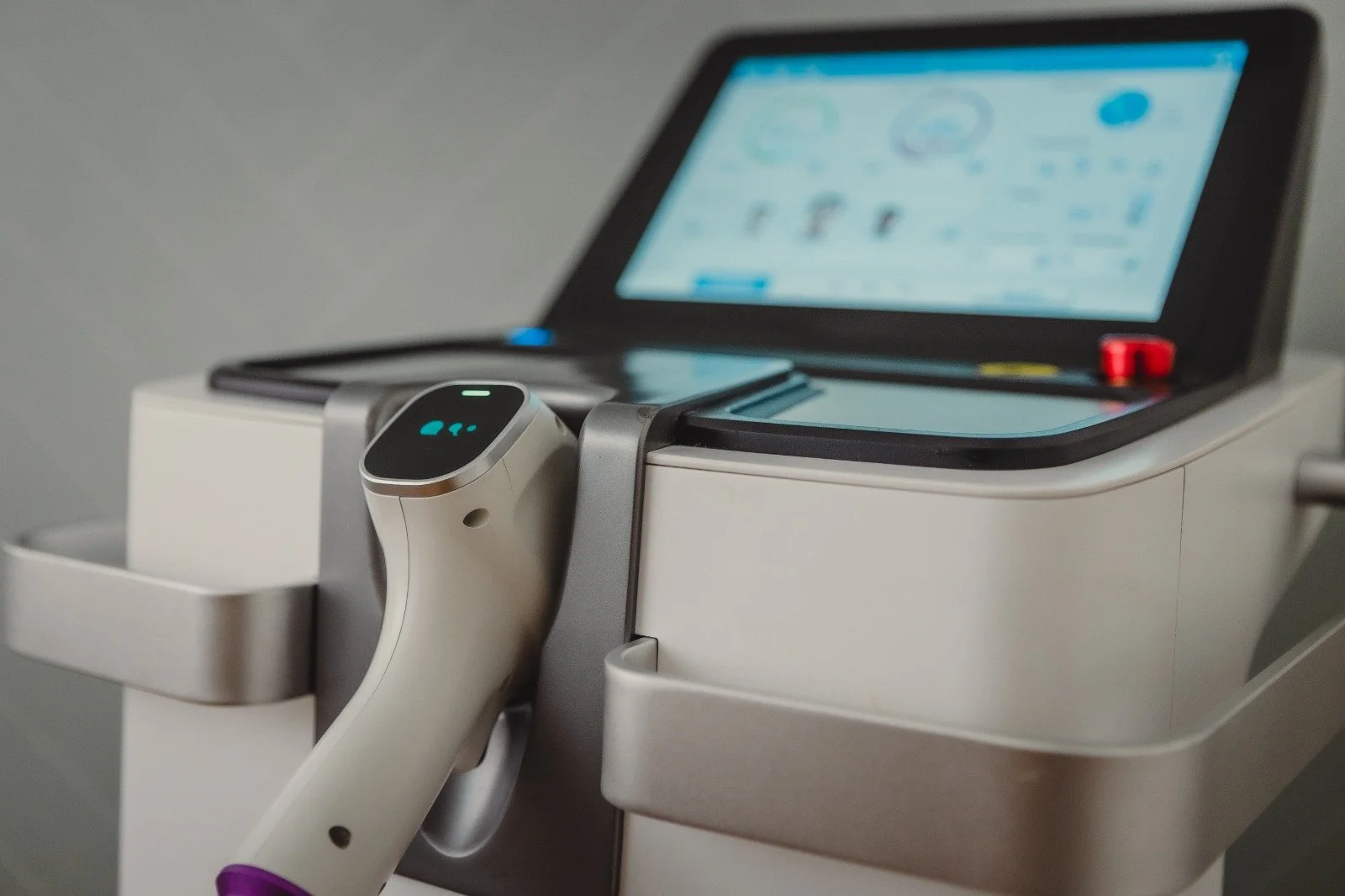 Un scanner médical avec un écran tactile et un capteur de lecture de code RFID.