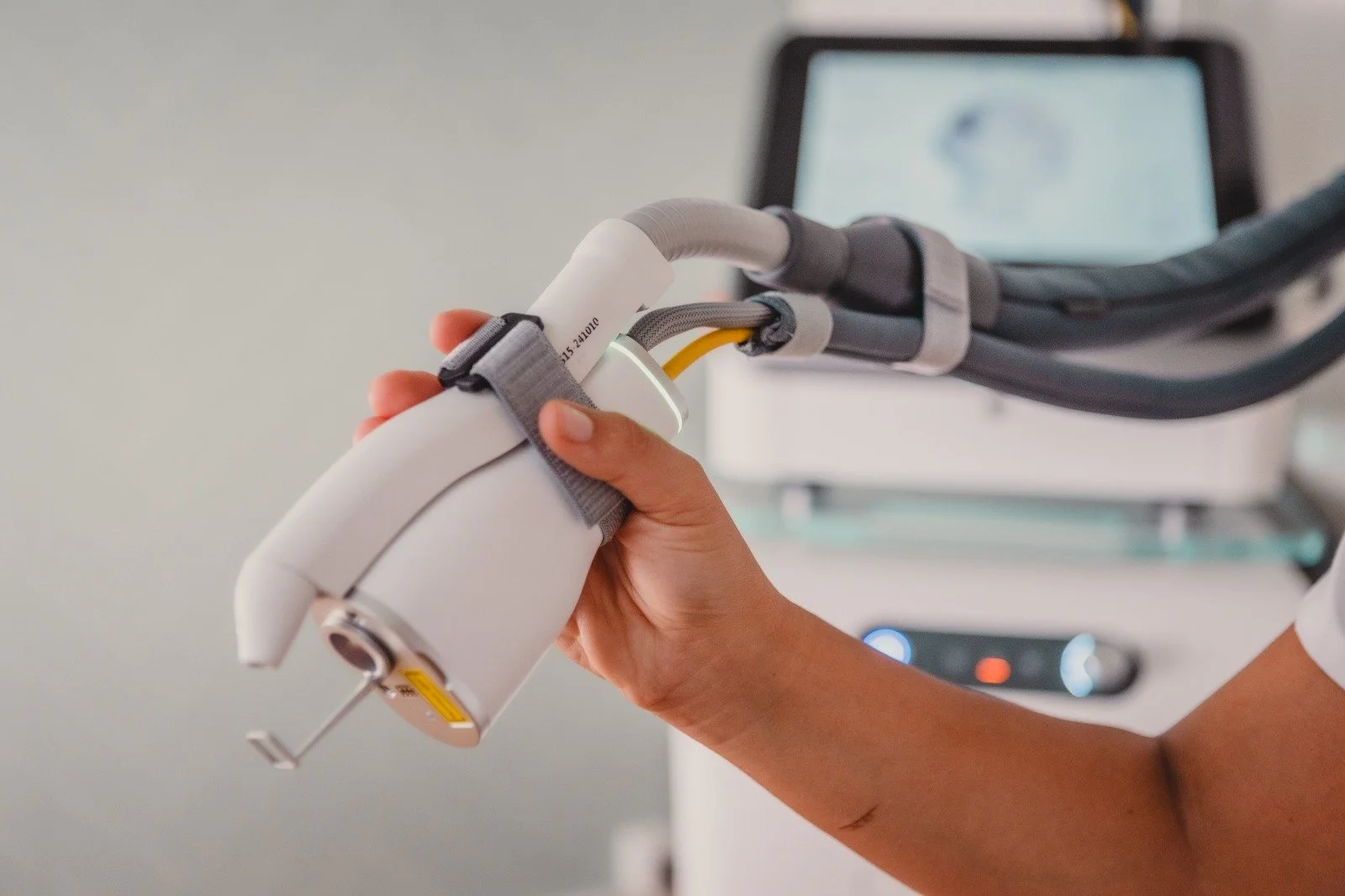 Médecin utilisant un appareil médical de haute technologie dans une clinique ou un hôpital.