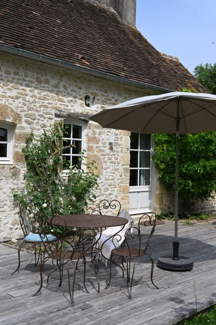 terrasse du gîte avec mobilier extérieur