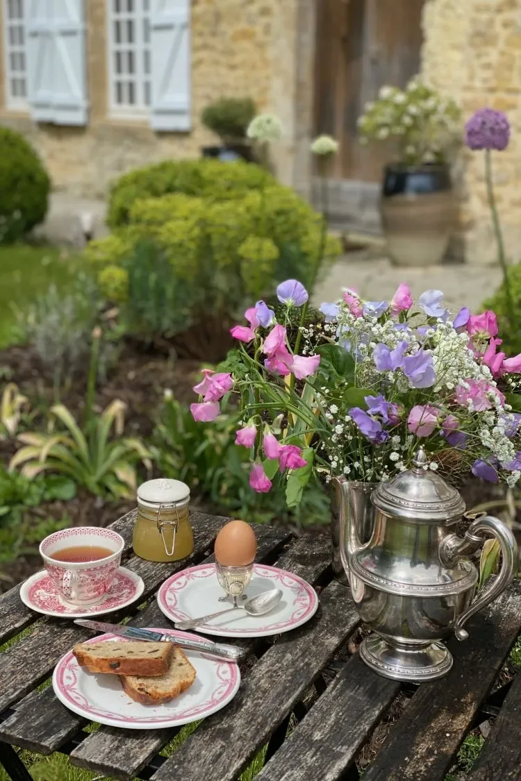 petit-déjeuner dans le jardin