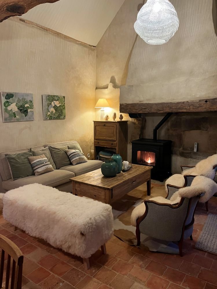 Coin salon du gîte, bien au chaud devant le poêle