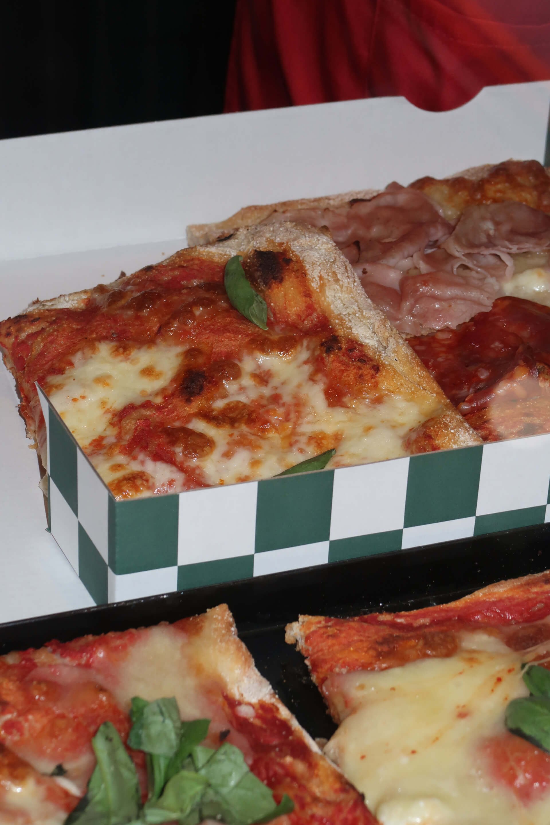 NUMA Box mit Pizza al Taglio Stücken – Margherita und Prosciutto