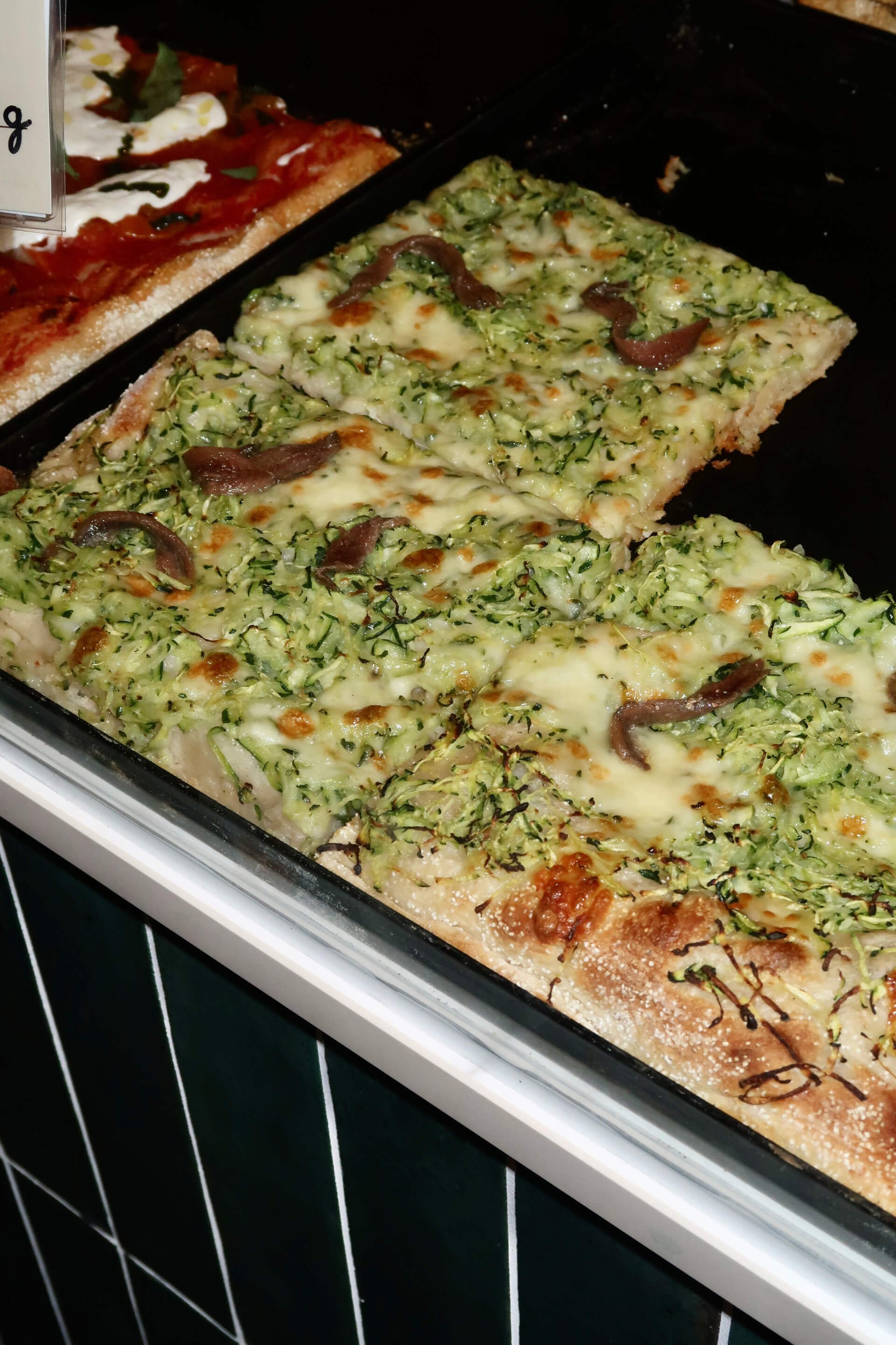 Pizza al Taglio Stücke mit Zucchini und Schinken bei NUMA Linz