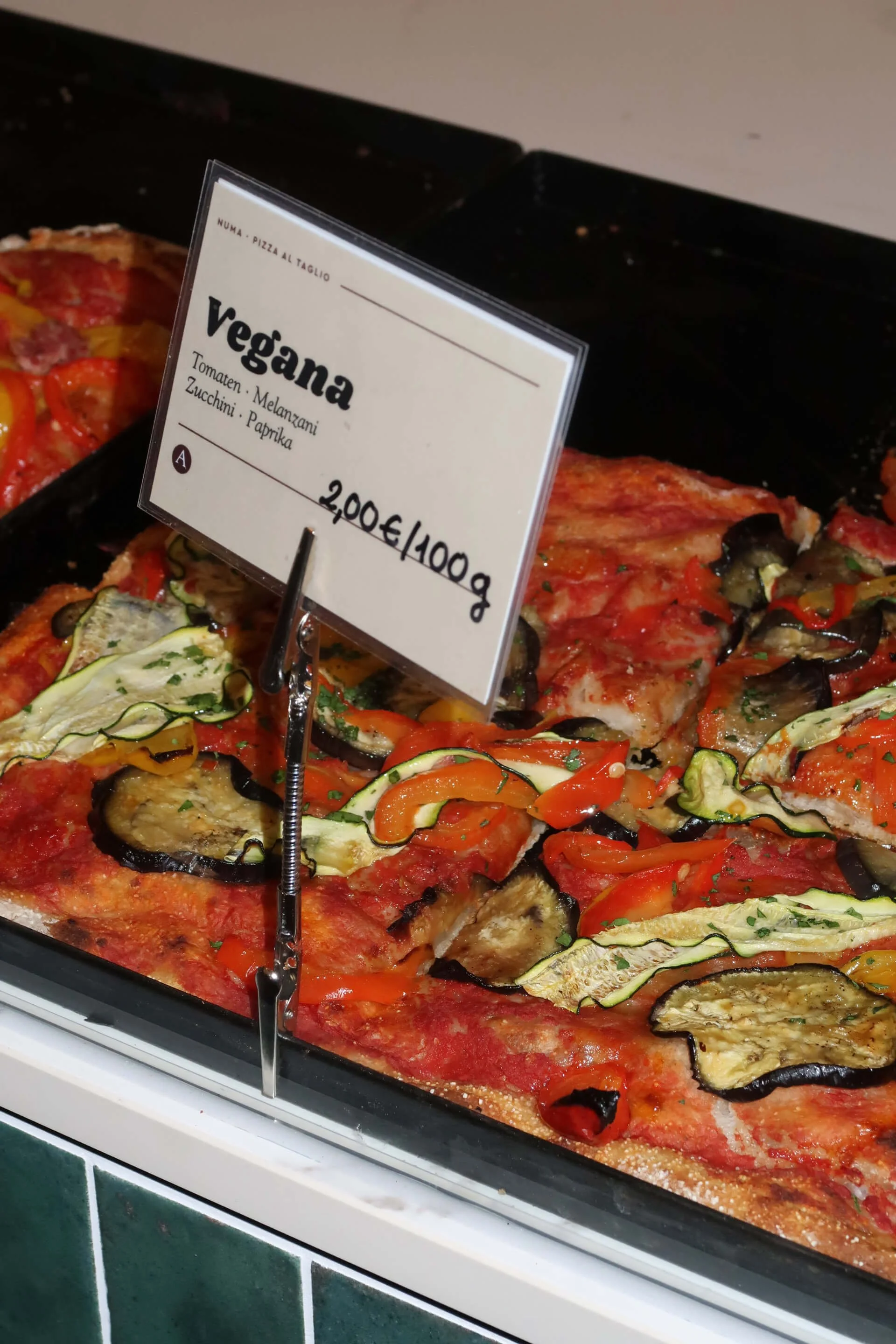 Pizza Vegana mit gegrilltem Gemüse in der Theke bei NUMA la Pizza Linz