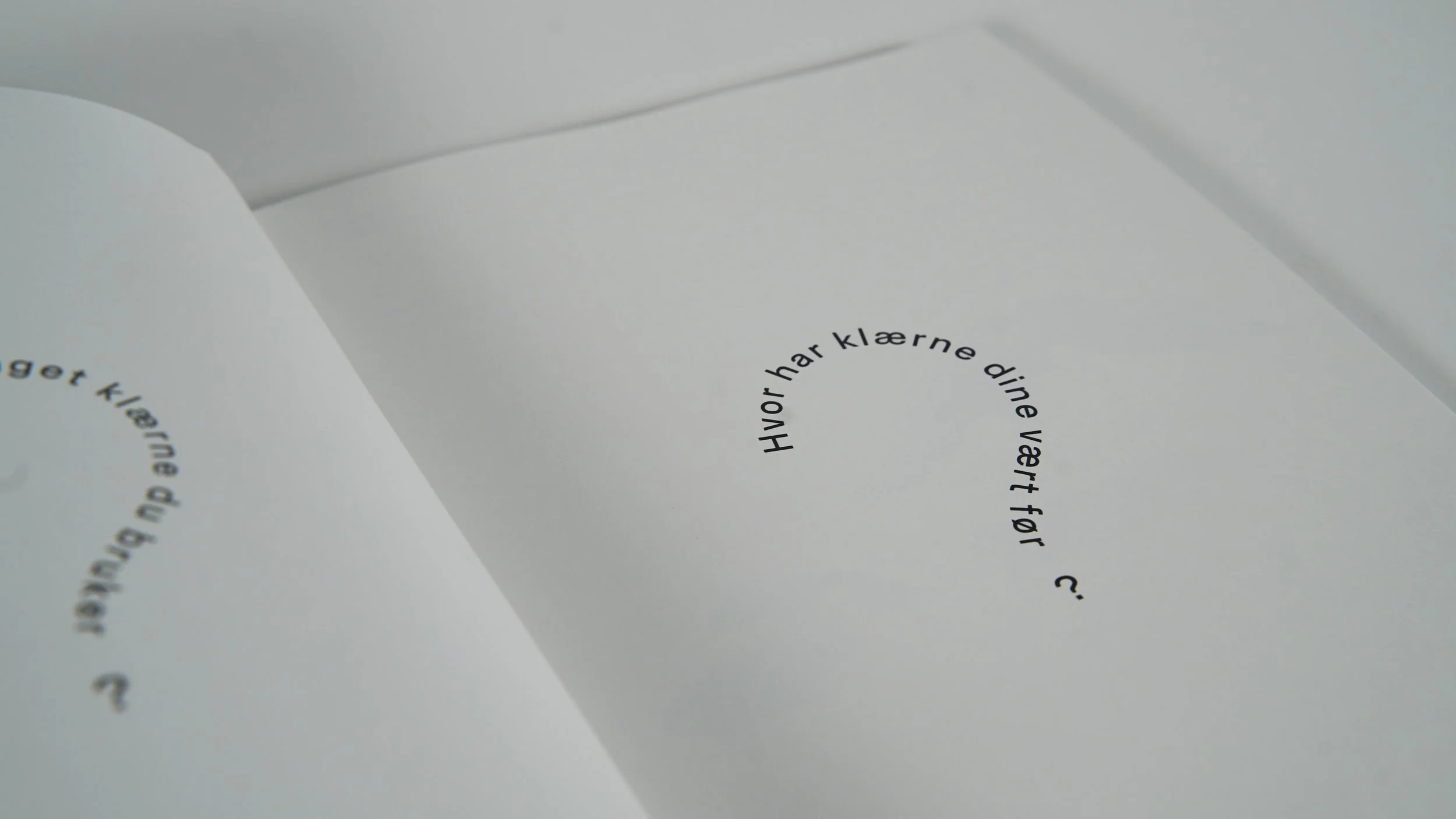 Bokdesign / Ombrekking / Typografi