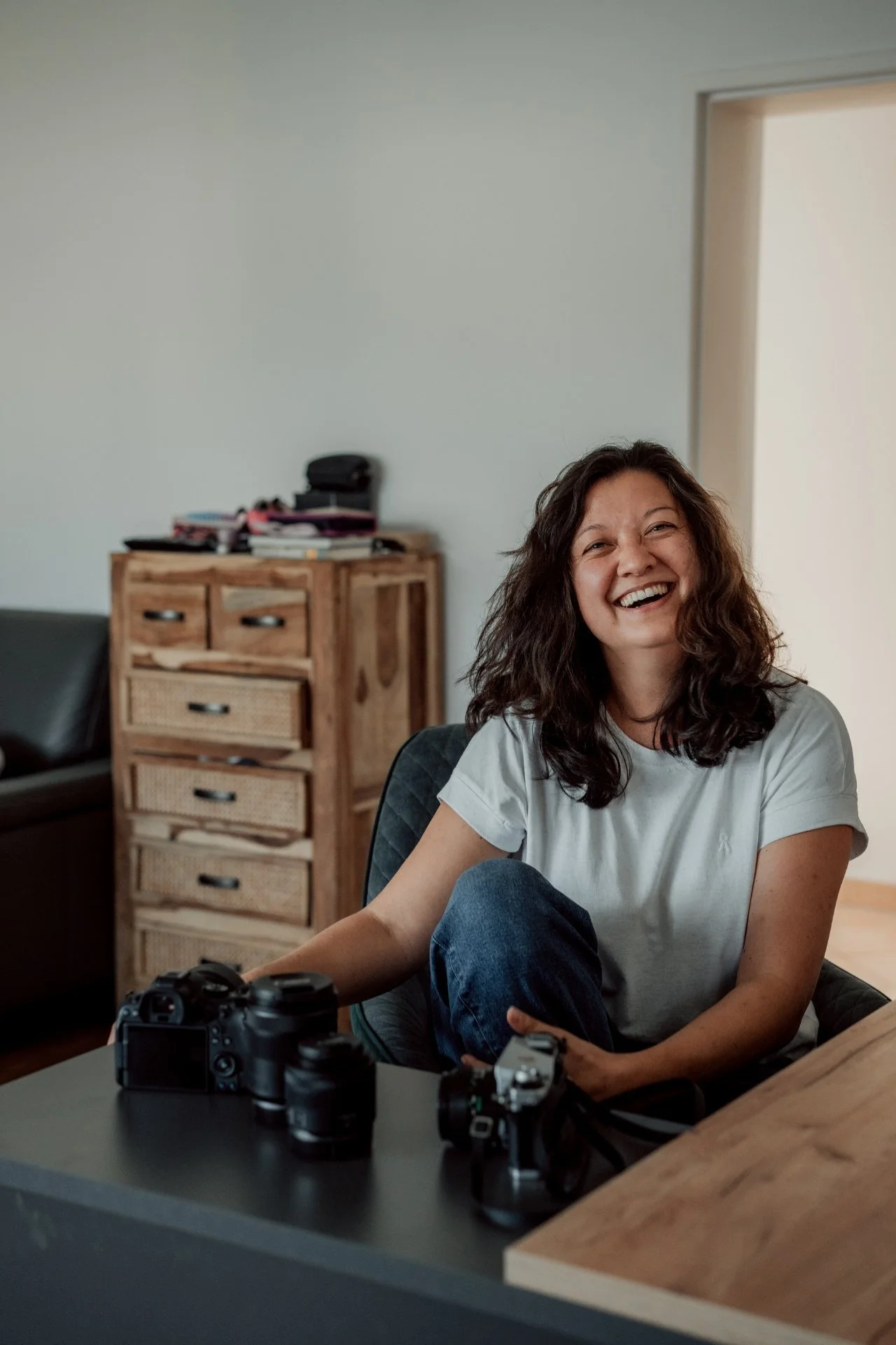 Margarita An, Fotografin für dokumentarische Familienfotografie, in einem natürlichen Moment portraitiert.