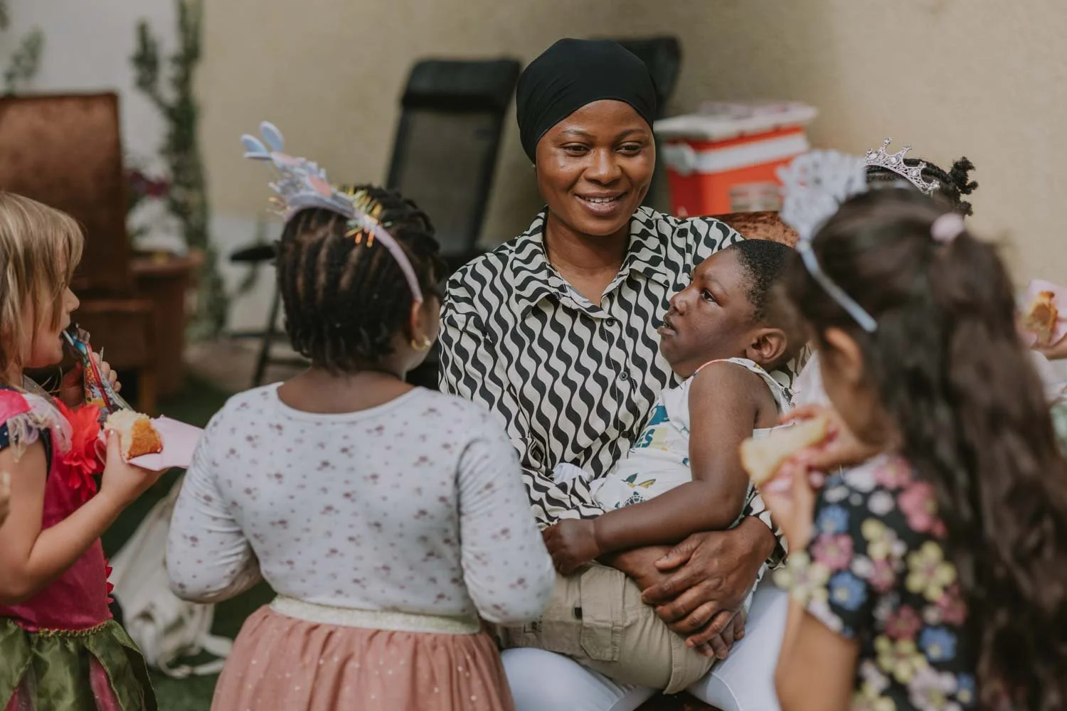 Natürliche Familienfotografie dokumentiert wie Mama mit Kindern lacht.