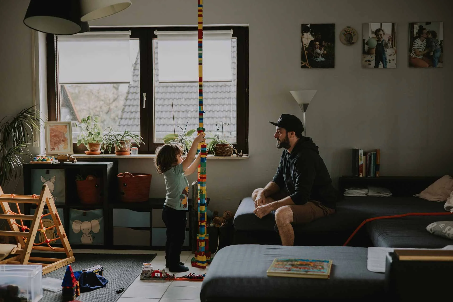 Fotografin aus Karlsruhe zeigt Papa-Sohn-Moment.