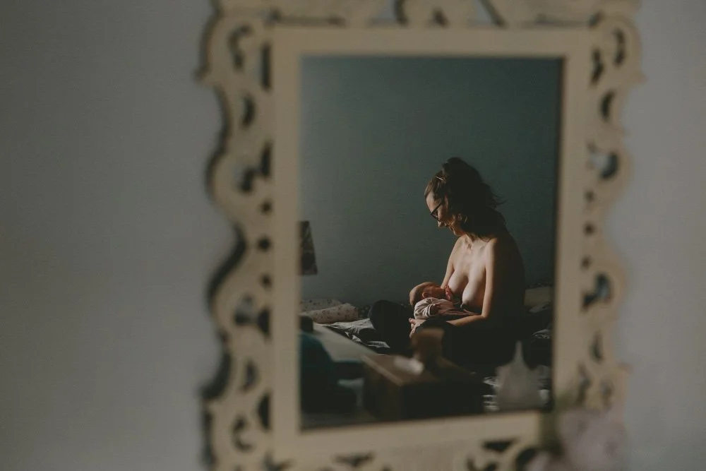 Familienfotos um Mannheim mit Baby beim Stillen.