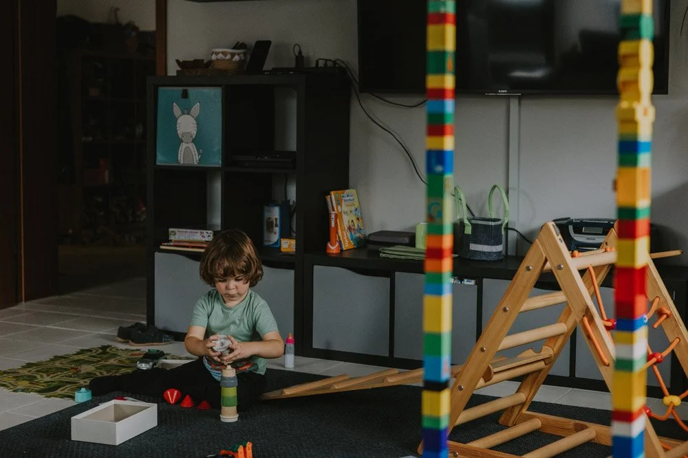 Familienfotos um Mannheim zeigen Kind beim Spielen.