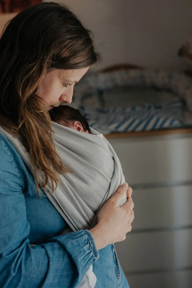 Fotografin aus Karlsruhe fotografiert Neugeborenen Liebe.