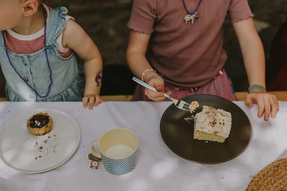 Kinder essen Kuchen beim fröhlichen Einschulung feiern in der Pfalz.