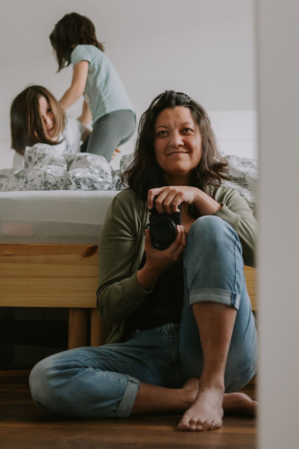 Natürliche Familienfotografie zeigt Mama Selbstportrait.