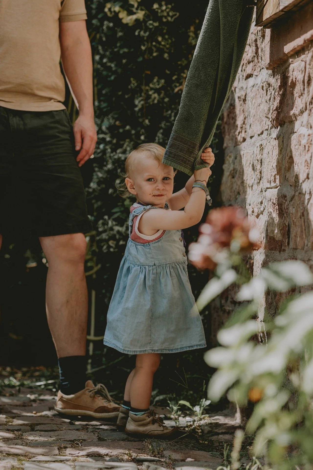 Mädchen trocknet Hände am Außenspülbecken beim Einschulung feiern in der Pfalz.