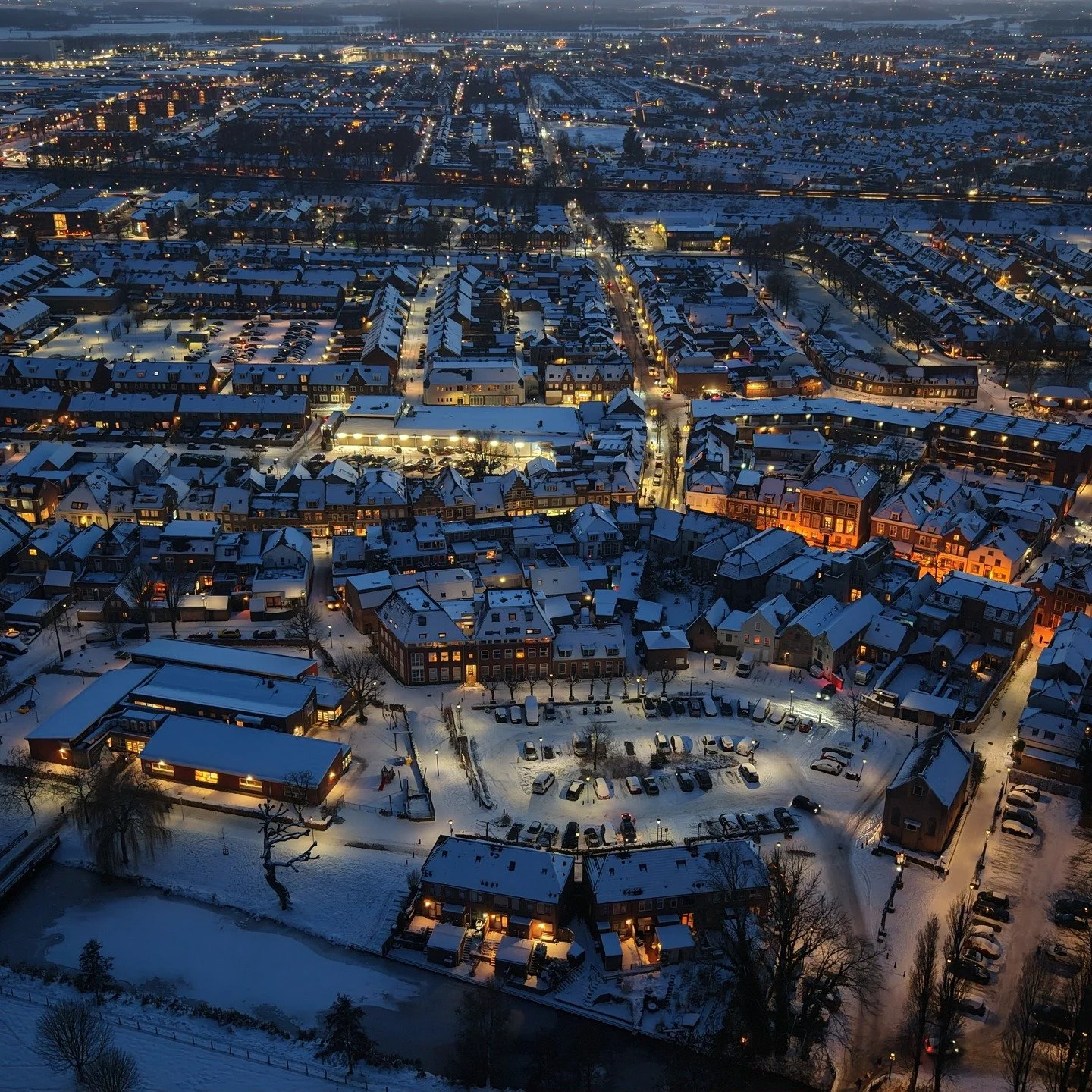 De stad op z'n mooist. ❄️ De sneeuw ligt er nog vers bij en de lichtjes gaan net aan. Prachtig om dit soort wijken van bovenaf vast te leggen.

Ook een uniek beeld nodig voor jouw project? Wij vliegen het hele jaar door. 

#vastgoeddrone #sneeuw #dro