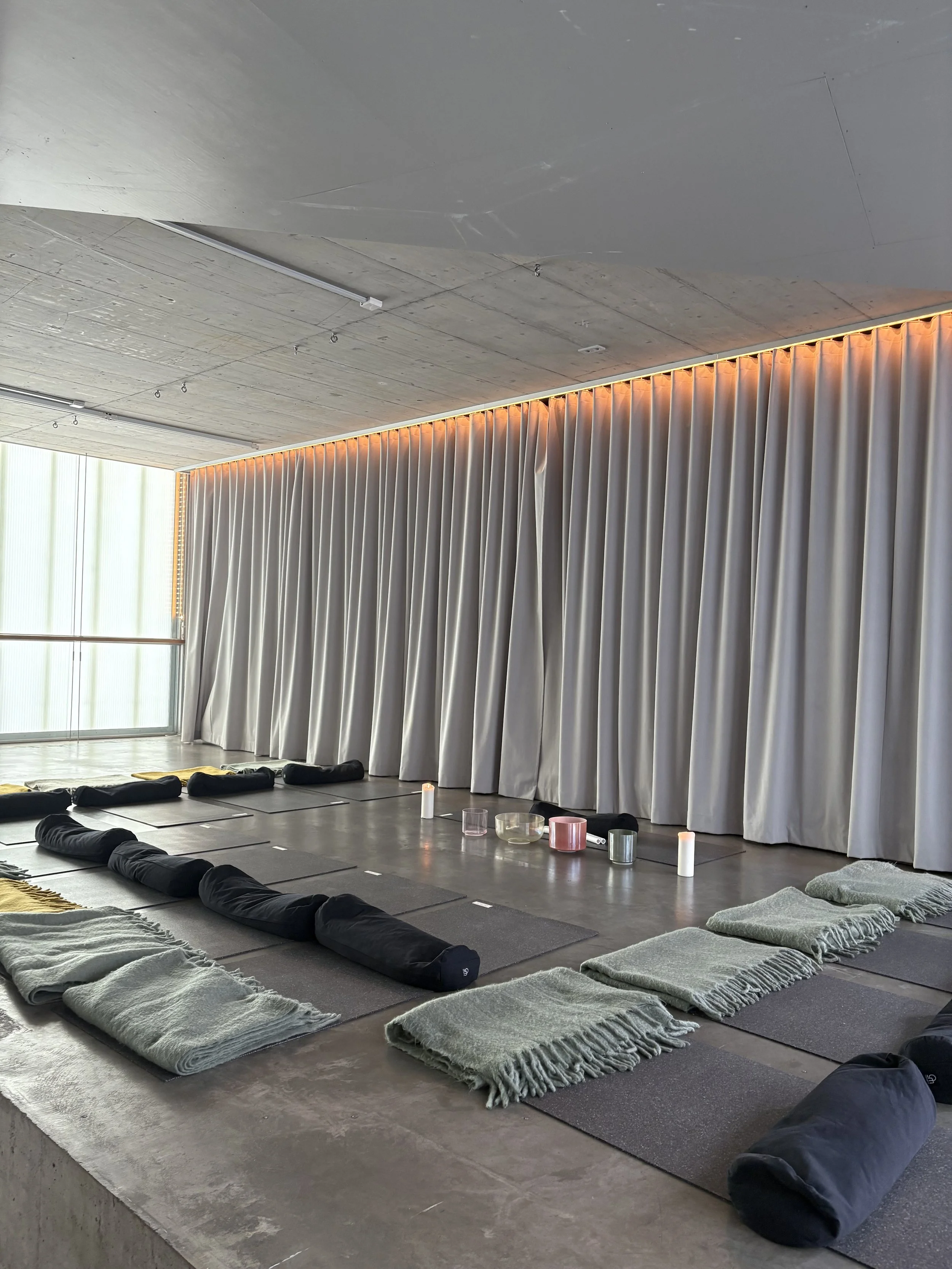 Gobinde Vedya Kaur sound healing kundalini yoga breath work berlin Hamburg Germany nervous system yogic teachings modern yogi deep relaxation group session privates crystal singing bowls art sculpture longevity meditation 