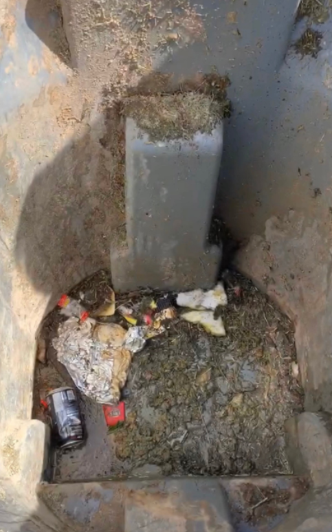 Schutzige Mülltonne, schmutziges Kontainer, vor Reinigung. Hochdruckreinigung von Mülltonne mit heißem Wasser.