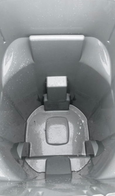 Saubere Mülltonne, saubere Kontainer, nach Reinigung. Gereinigte Mülltonne