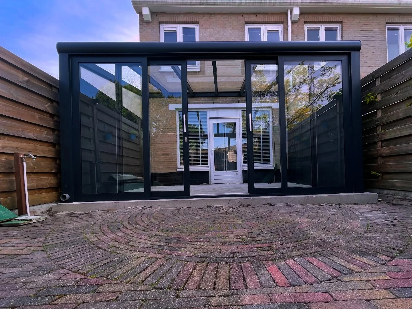 Modern, stijlvol en duurzaam wonen ✨

Bij dit project hebben wij de veranda volledig turnkey gerealiseerd: van de betonfundering tot de aluminium constructie, glazen schuifsystemen en alle afwerkingen. Alles is tot in detail verzorgd voor een stevige