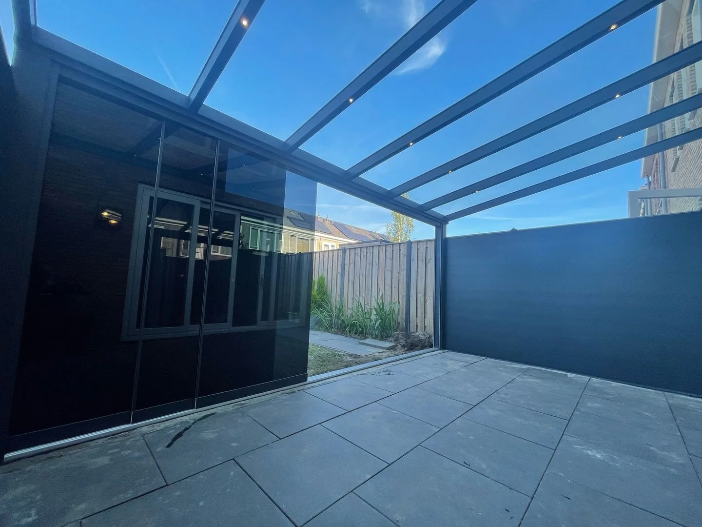 Onze nieuwste creatie is klaar! ✨
Strakke, donkere schuifdeuren gecombineerd met een heldere bovenkant en subtiele LED-spotjes voor die luxe touch. Open je deuren naar licht, ruimte en een moderne uitstraling, terwijl je binnen comfort en stijl behou