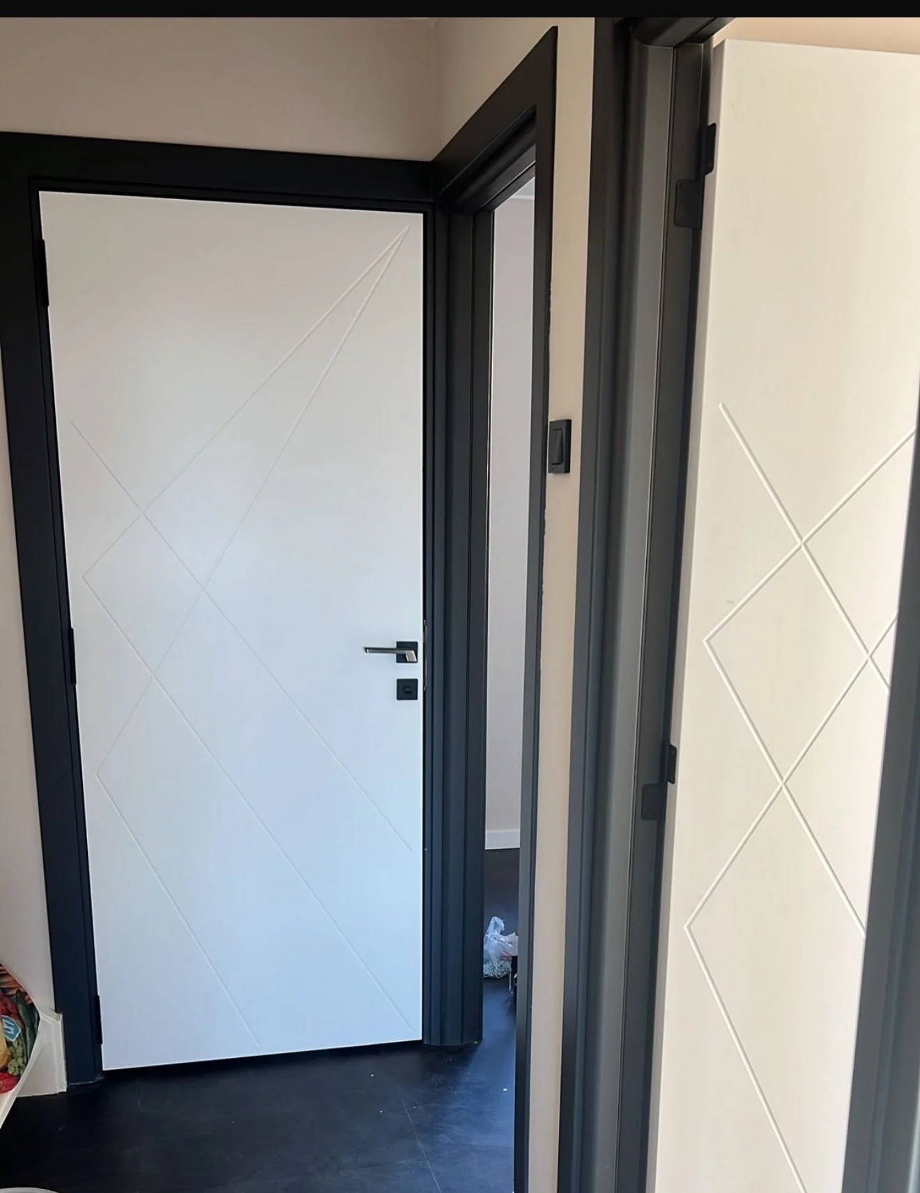 Van kaal beton naar een compleet afgewerkte ruimte 🔨✨
Dit project begon met volledig betonnen kamers met alleen vloerverwarming.
✔ Deurkozijnen geplaatst
✔ Deuren afgehangen
✔ PVC vloer aangebracht
✔ Muren strak geverfd

Een totale transformatie van