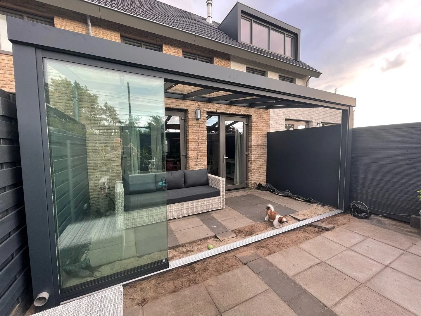 ✨ Nieuw veranda-project opgeleverd! ✨
Een stijlvolle veranda met helder glazen dak, open zijkanten en fijne schuiframen, perfect om elk seizoen te genieten van licht, ruimte en warmte. De ge&iuml;ntegreerde spotjes maken het helemaal af en zorgen voo