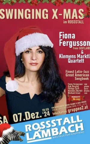 Eine Frau mit schwarzem Haar in Weihnachtsmütze auf einem roten Hintergrund, Werbung für eine Swing-X-Mas-Veranstaltung im Rossstall, mit Namen Fiona Fergusson, Klemens Marktl Quartett, und Details zum Datum und Ort.