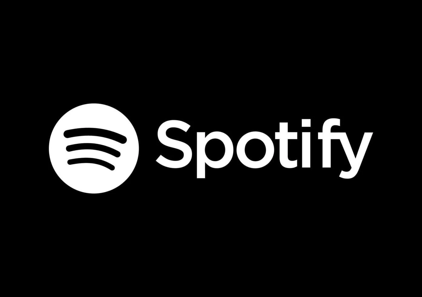 Das Bild zeigt das Spotify-Logo auf schwarzem Hintergrund, bestehend aus einer weißen kreisförmigen Ikone mit drei schwarzen, wellenförmigen Linien links neben dem weißen Schriftzug 'Spotify'.