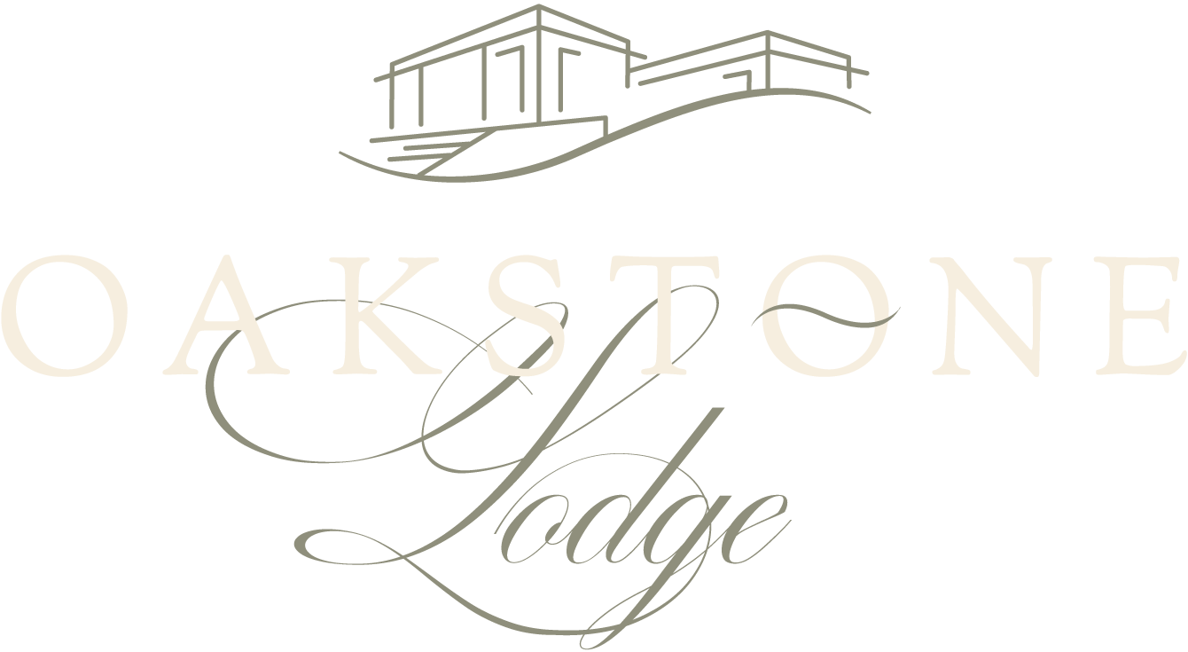 Logo de Oakstone Lodge avec une illustration d'une maison stylisée et le nom 'Oakstone Lodge' écrit en lettres élégantes.