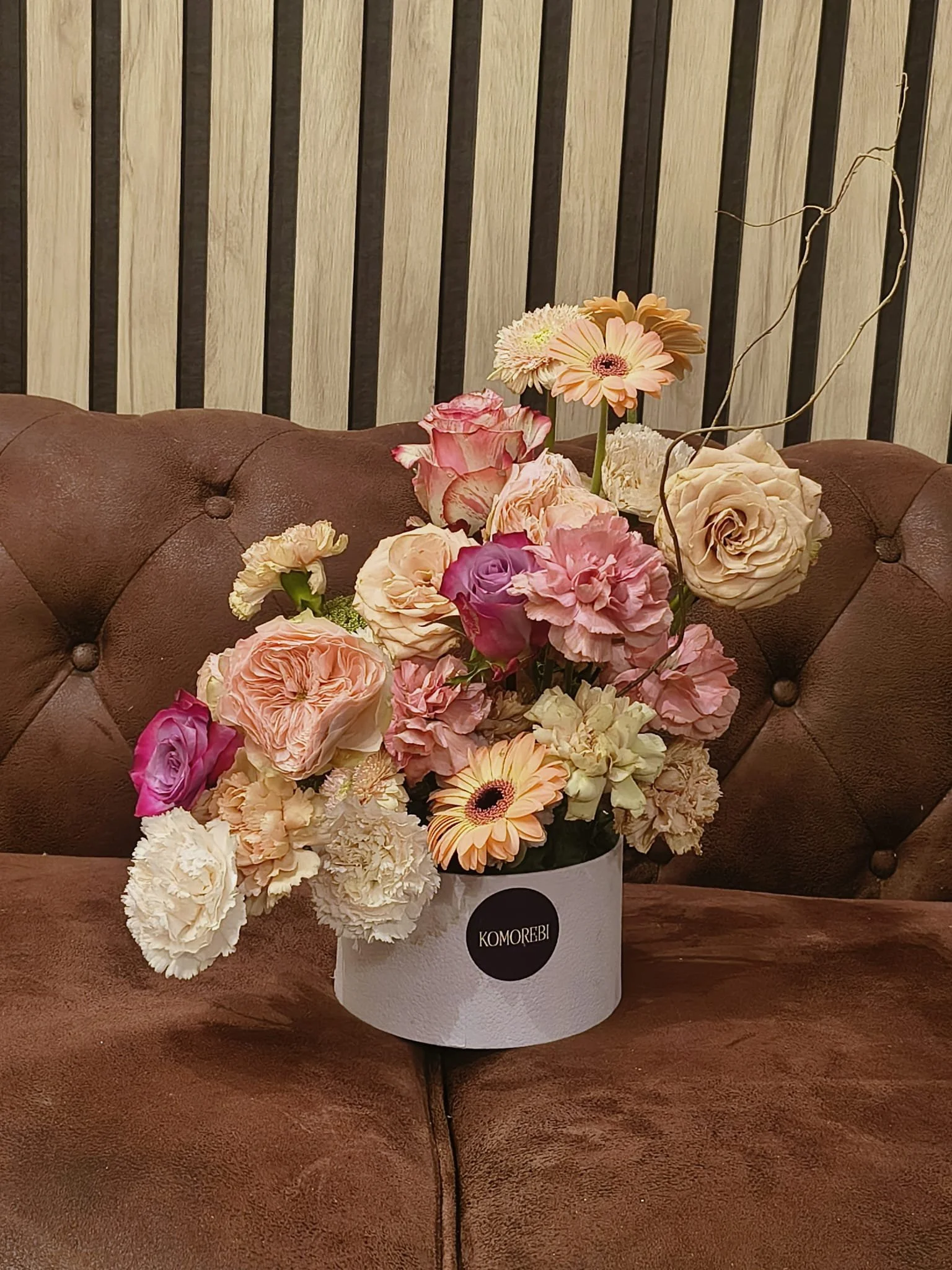 Sombrerero floral tonos melocoton rosa.jpeg