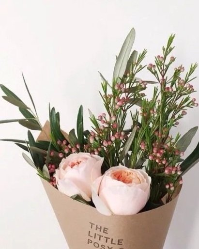 Ramo de flores de color rosa y verdes en un papel con texto en español