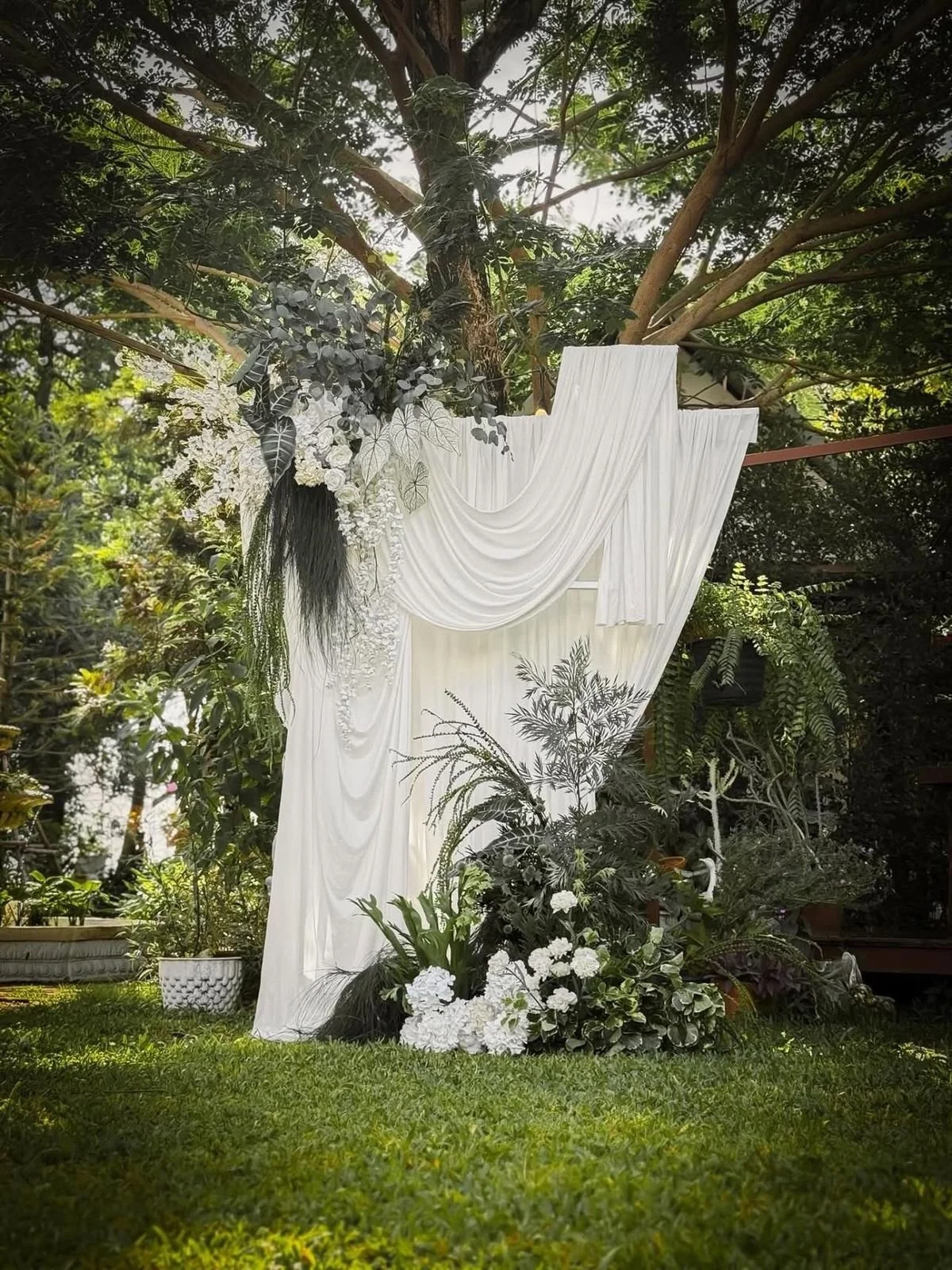 altar boda con telas y trabajod florales.jpg