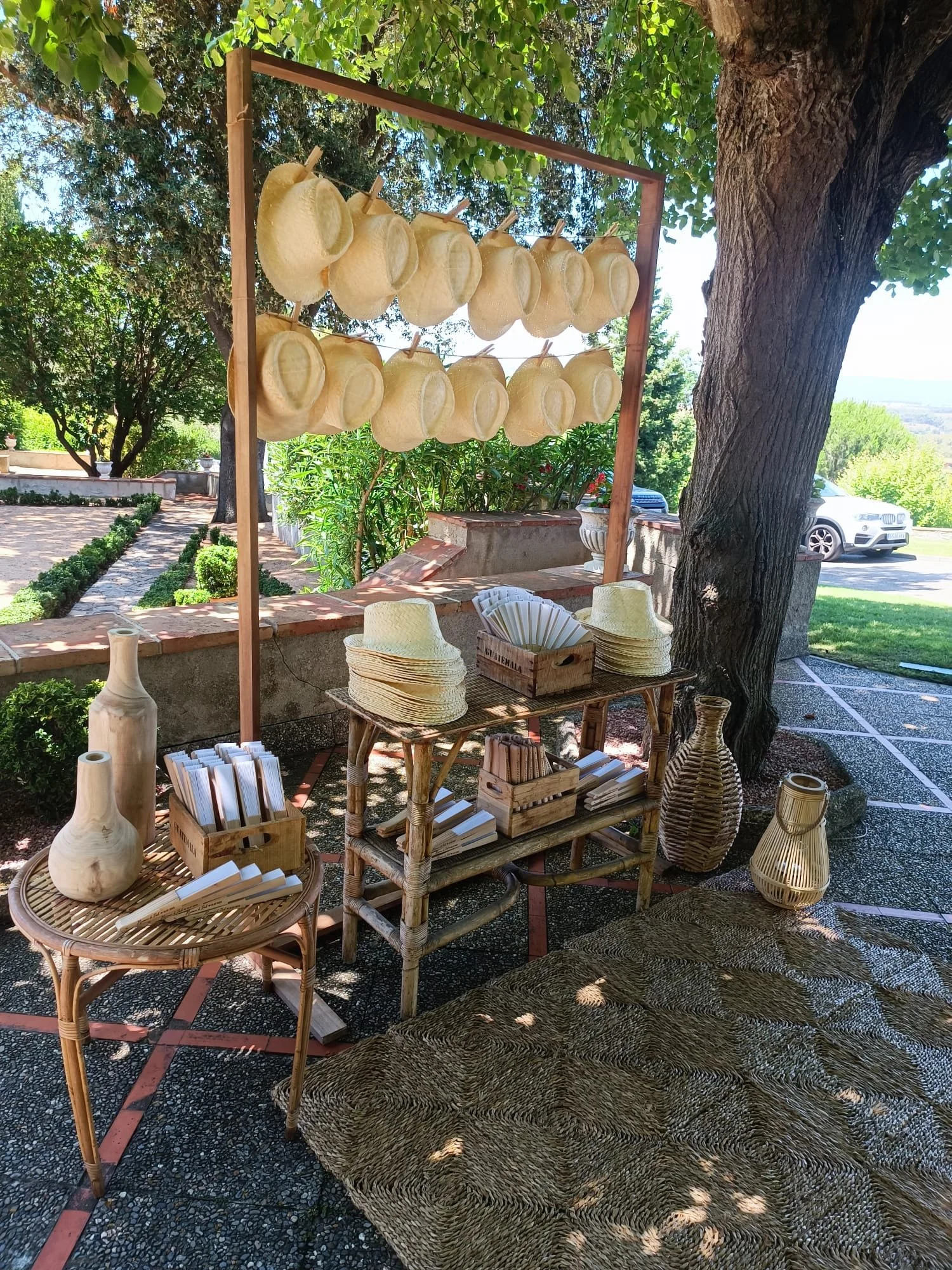 Bastidores de sombreros de paja en un puesto al aire libre