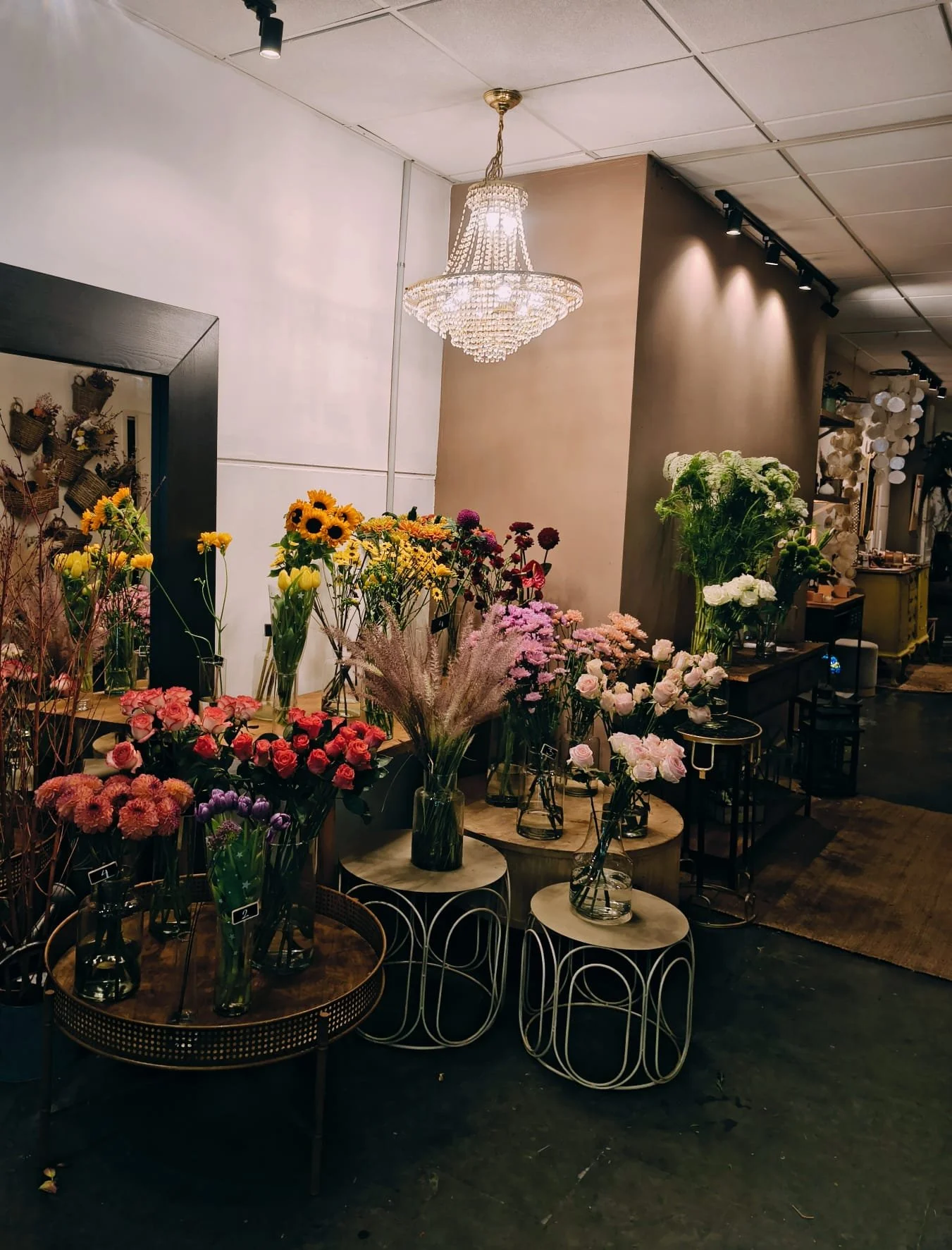 Flors i chandeliere botiga floral chic.jpeg