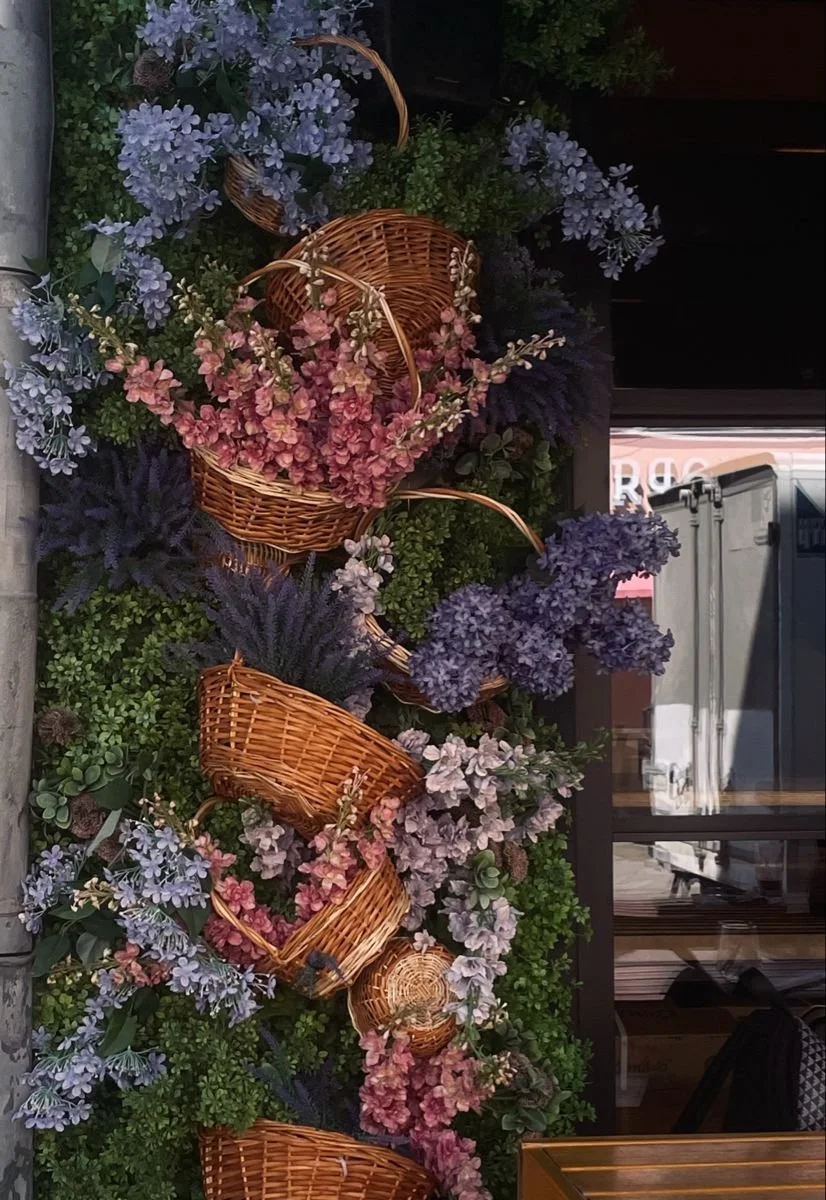 Façana floristeria cestos mimbre.jpg