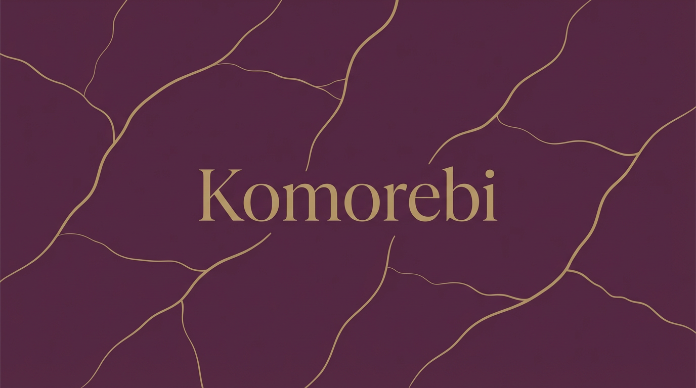 Fondo morado con líneas doradas y la palabra 'Komorebi' en el centro.