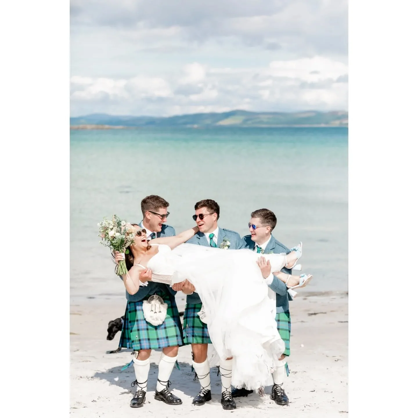 Hannah and Zanders on the beautiful Isle of Gigha showing how relaxed and fun group photos can be if you choose. 

@boathousegigha
@blue_juice_media_weddings

#isleofgigha #irelandweddingphotographers #irelandweddingphotography #relaxedweddingphotogr
