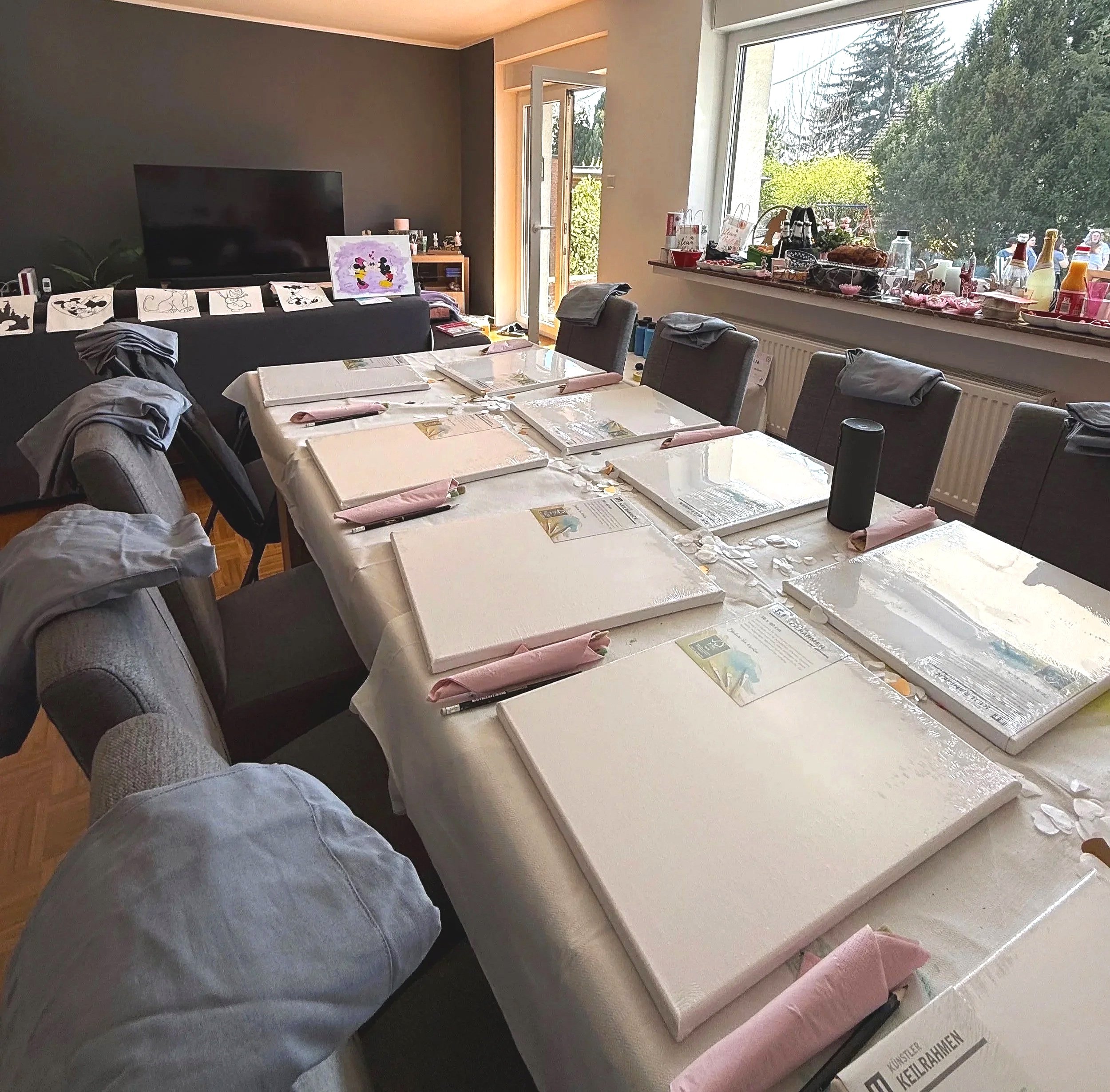 Ein festlich gedeckter Raum mit Tischen, Stühlen und Dekoartikeln, für ein kreativen Mal-Workshop, Kunst-Event, mit Leinwänden,Pinseln und Malutensilien auf dem Tisch.