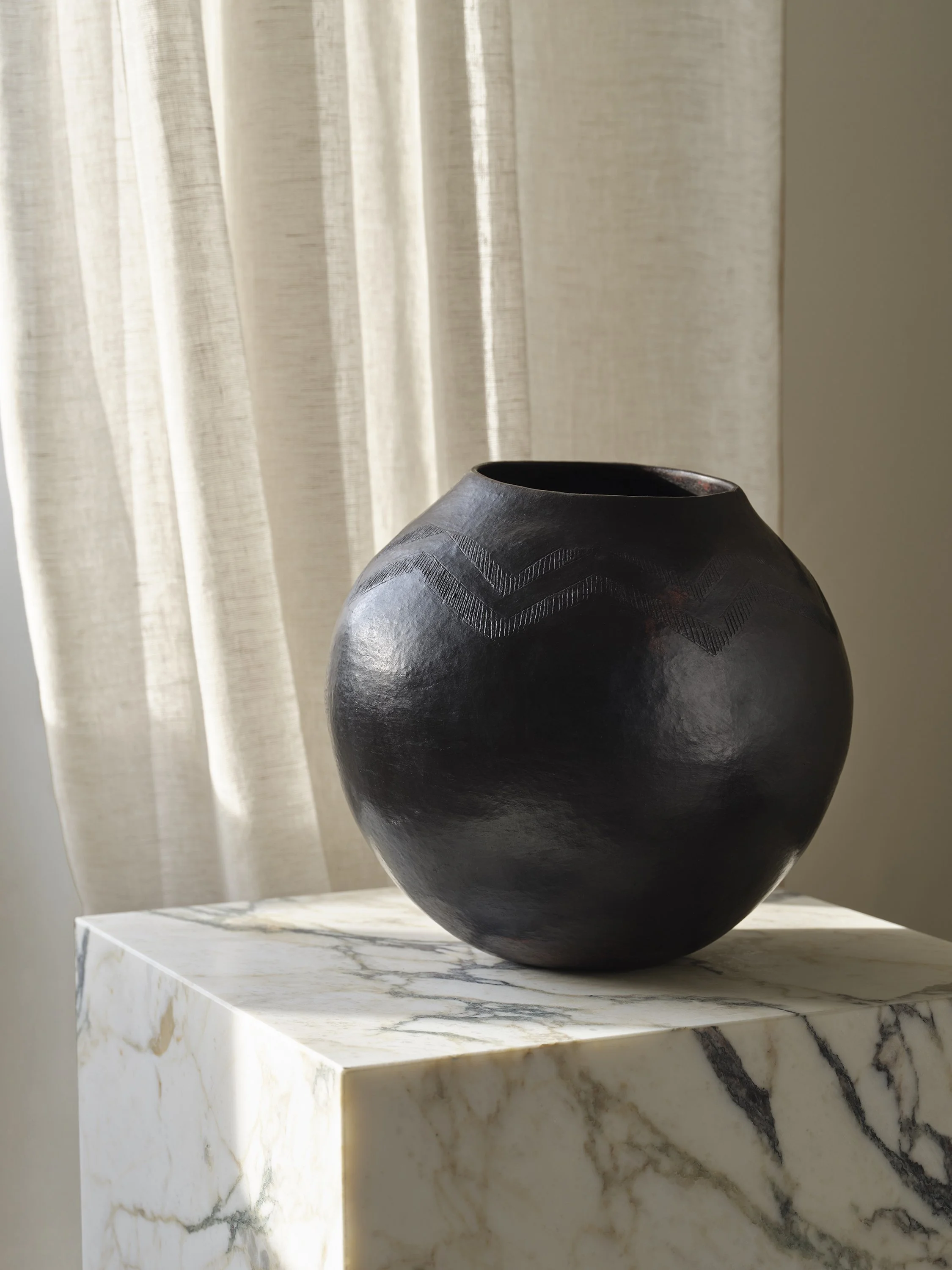 AZPR – Client, Collection Noir, marble cube side table, vase.jpg