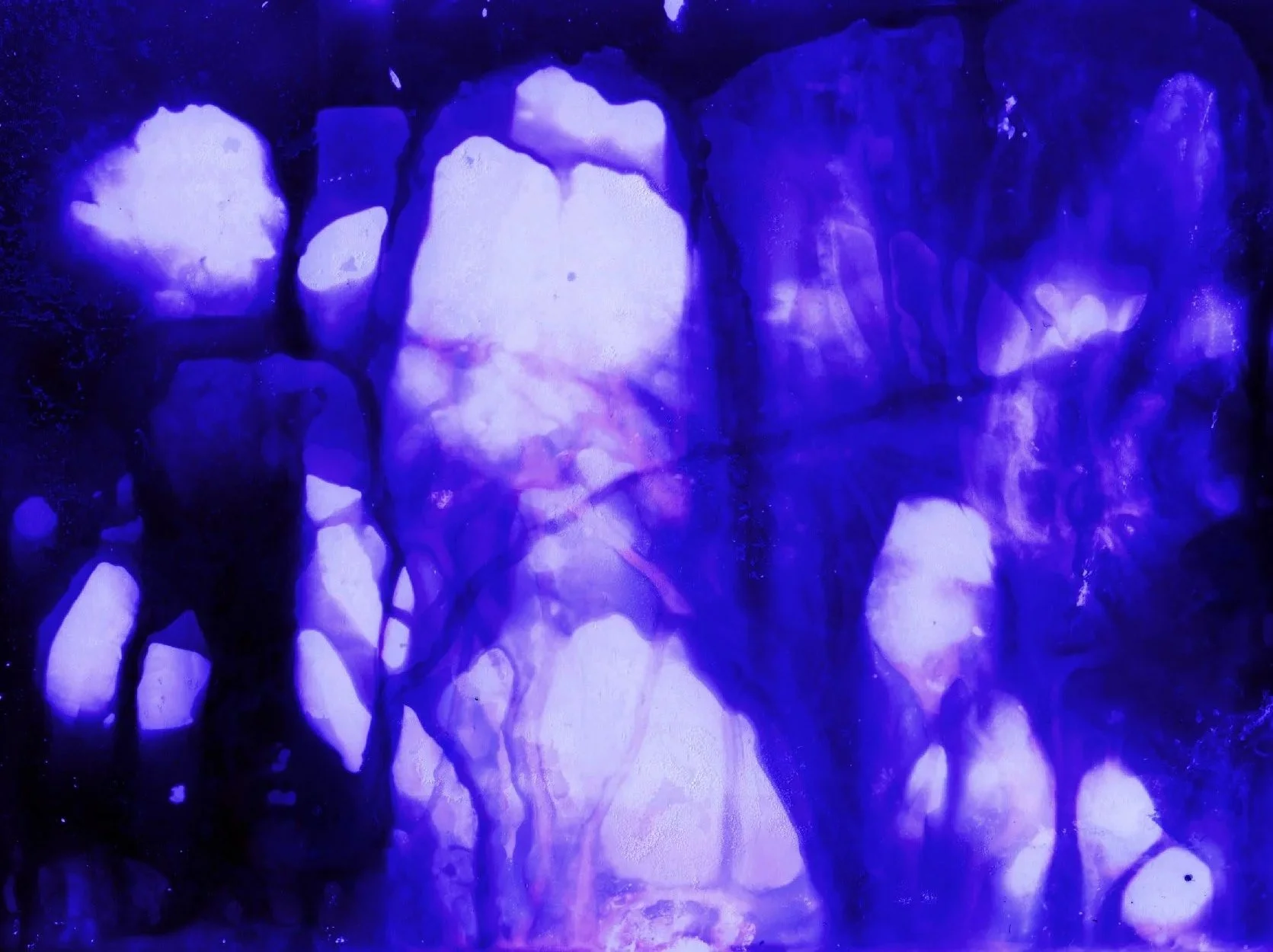 Une œuvre d'art abstraite avec des éclaboussures de couleur violette et blanche.