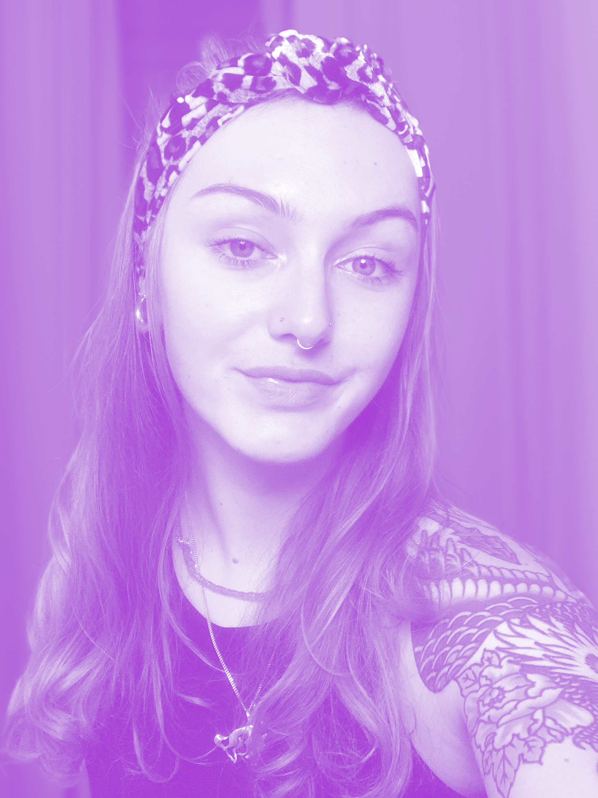 Portrait d'une jeune femme avec un bandeau à motifs, des cheveux ondulés, portant des boucles d'oreilles, un piercing au nez, des colliers, et une tatouage sur l'épaule, sur fond violet.