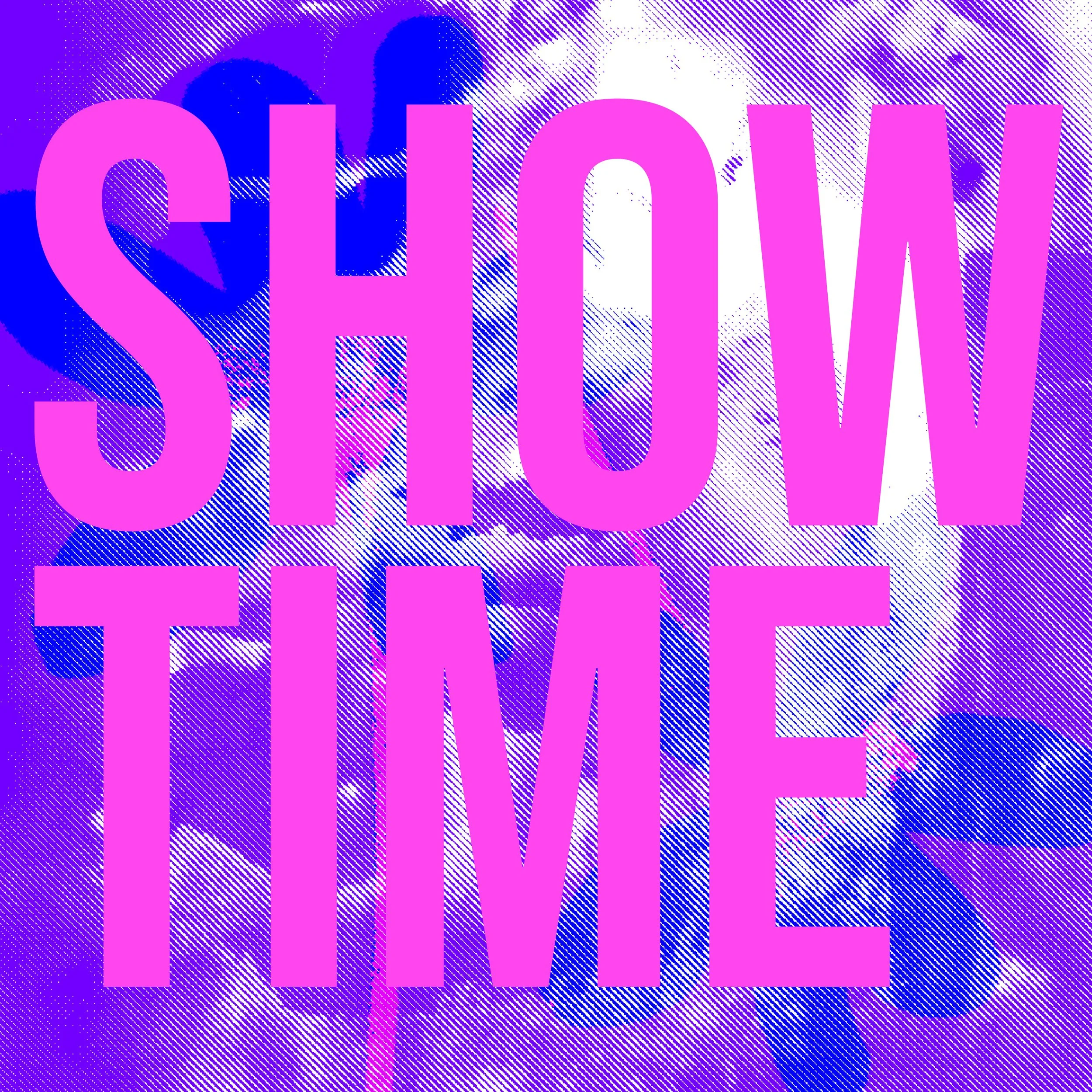 Une affiche avec le texte en majuscules : « SHOW TIME » en rose vif, sur un fond coloré en nuances de bleu et violet, avec des motifs graphiques abstraits.