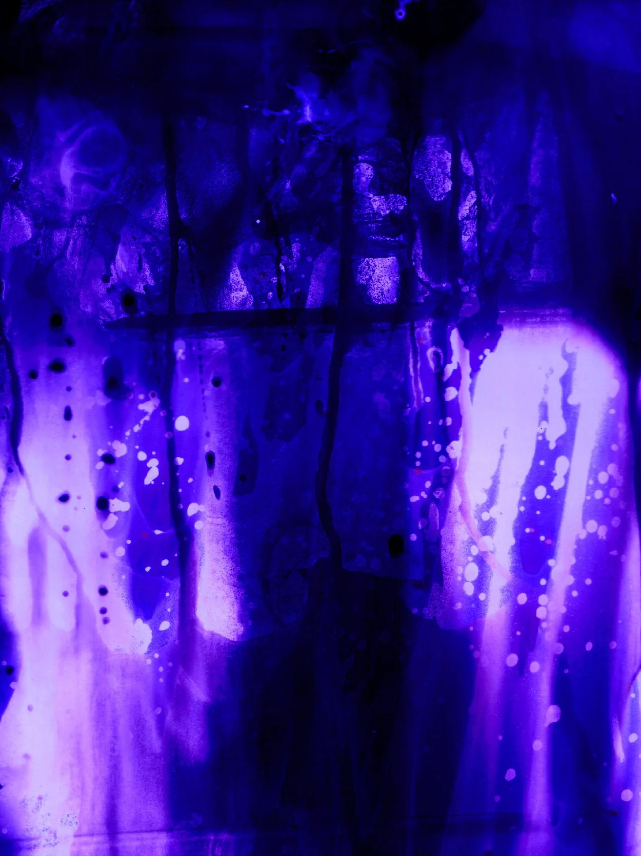 Une œuvre d'art abstraite en couleurs violettes et bleues avec des giclures et des déversements de peinture, créée avec une technique liquide ou de projection.