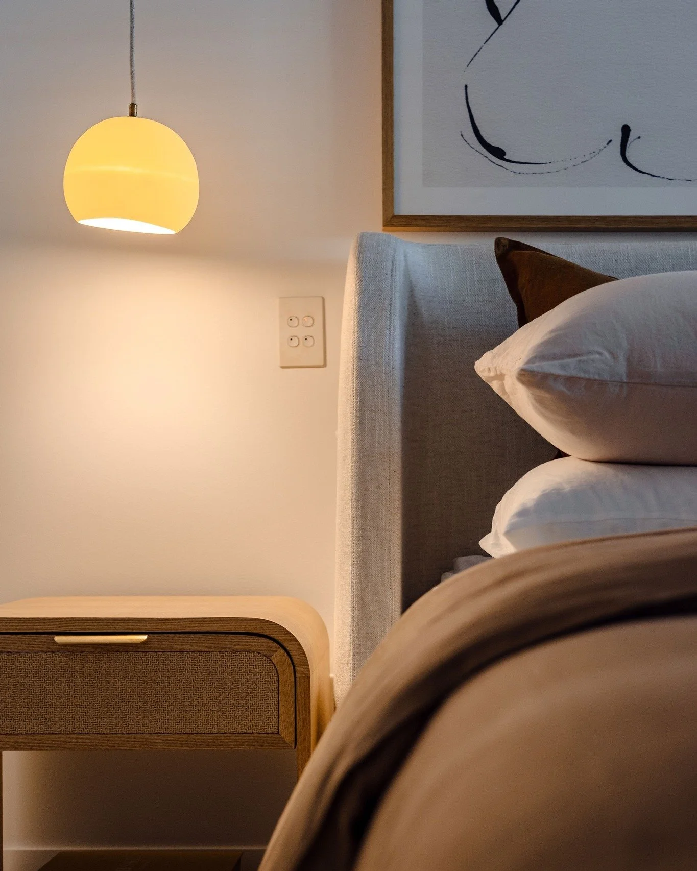 Day and night inside the Riverlight guest bedroom.

A reminder that ambient lighting creates warmth and depth in a way overheads simply cannot.

Ready to start your next project?

#GullDesign #InteriorDesign #Bedroom