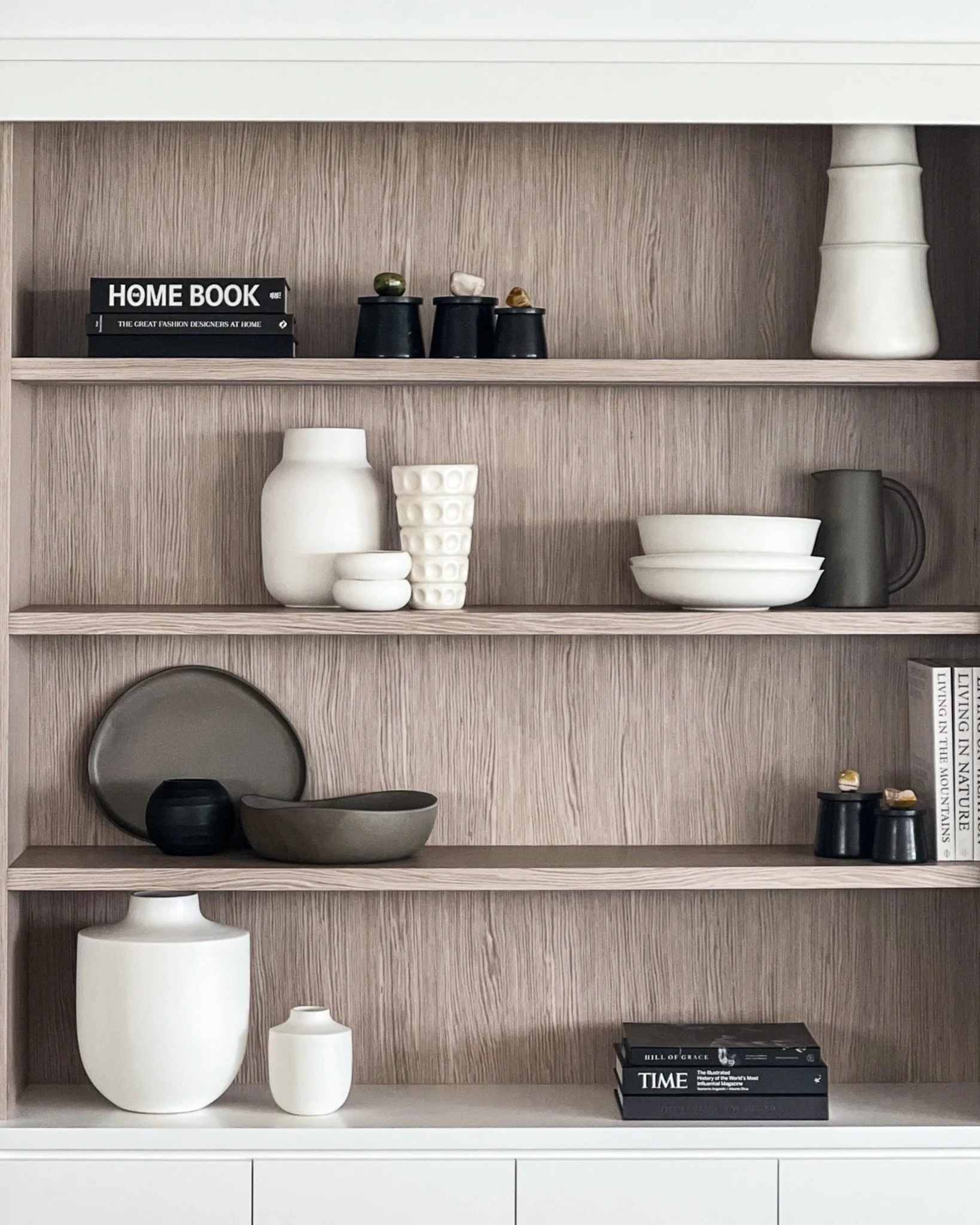 La Mer.

Just metres from the ocean, this project was designed to step away from the expected coastal aesthetic. Instead, we explored a more refined, contemporary direction, balancing bespoke joinery with a considered palette and sculptural forms.

A