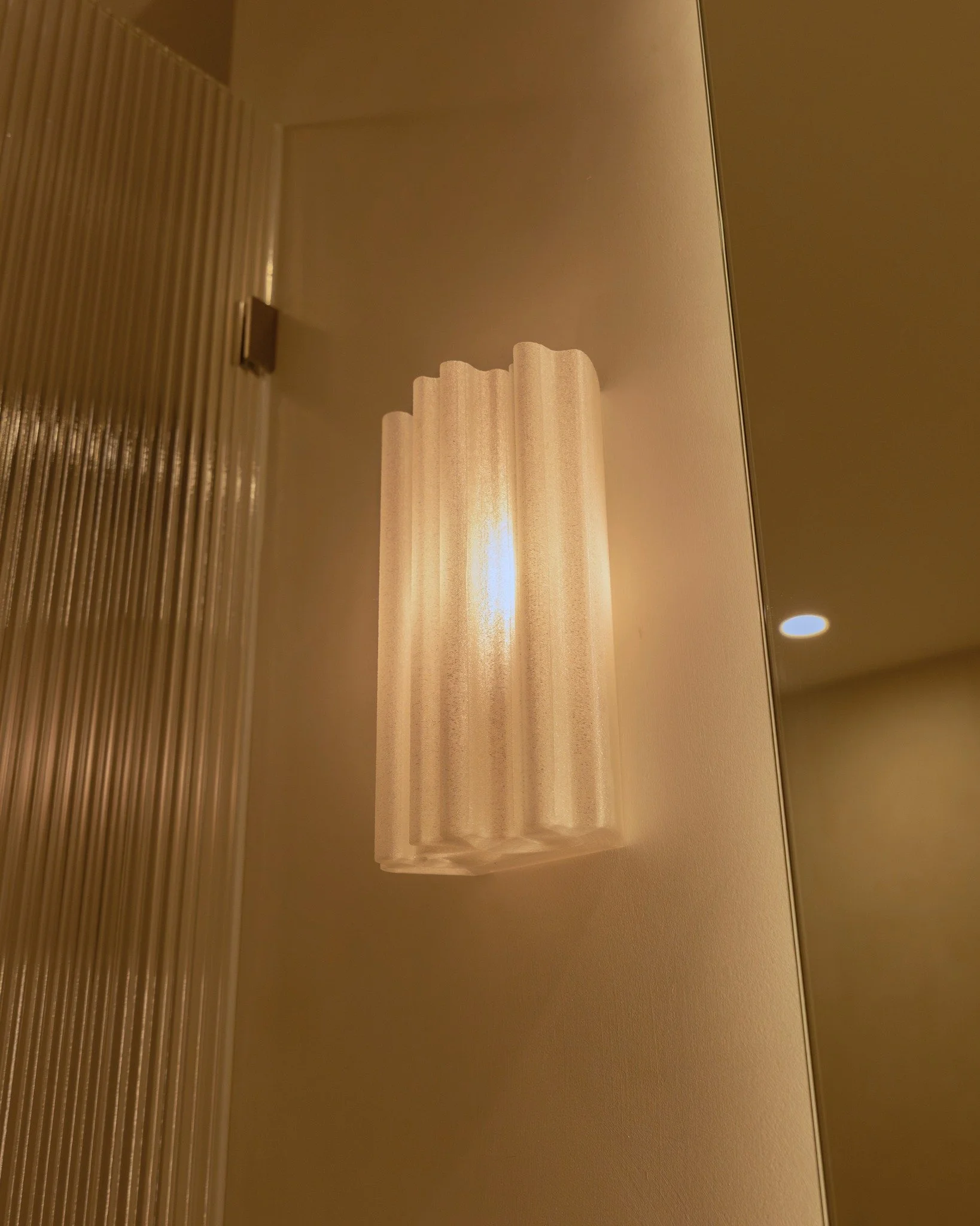 A sculptural frosted glass sconce from @_francastudio_ and a fluted glass screen - the layering of details like these give a space its personality. 

#GullDesign #InteriorDesign #Bathroom #LightSconce #Noosa